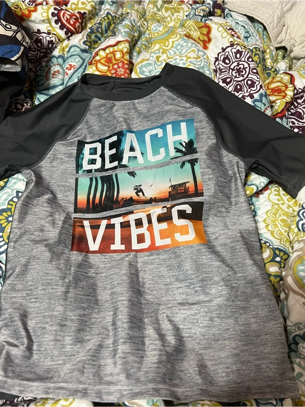 Boy’s Beach Vibes Kids' Short Sleeve Performance Top - Gray/Black Rash guard
